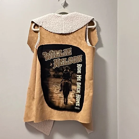 Willie Nelson ride me back home No Boundaries Junior Cozy Sueded Sherpa Vest - Picture 3 of 6